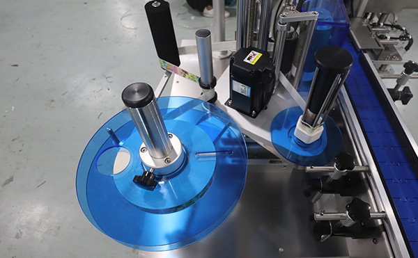 全自動高速貼標機,高速貼標機設(shè)備,貼標機廠家,高臻智能